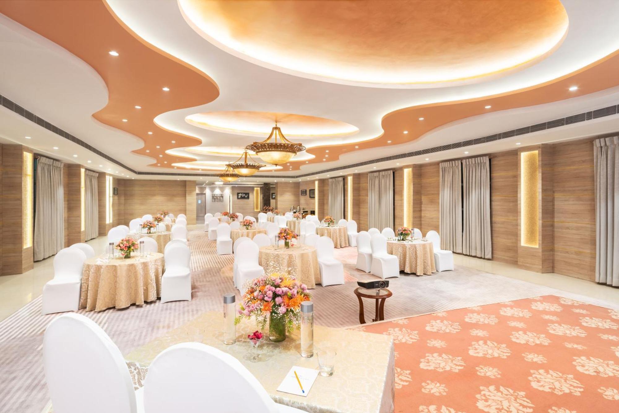 Nidhivan Sarovar Portico Vrindāvan Zewnętrze zdjęcie