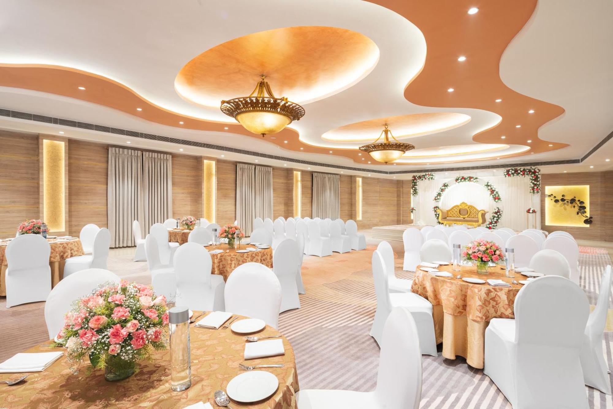 Nidhivan Sarovar Portico Vrindāvan Zewnętrze zdjęcie