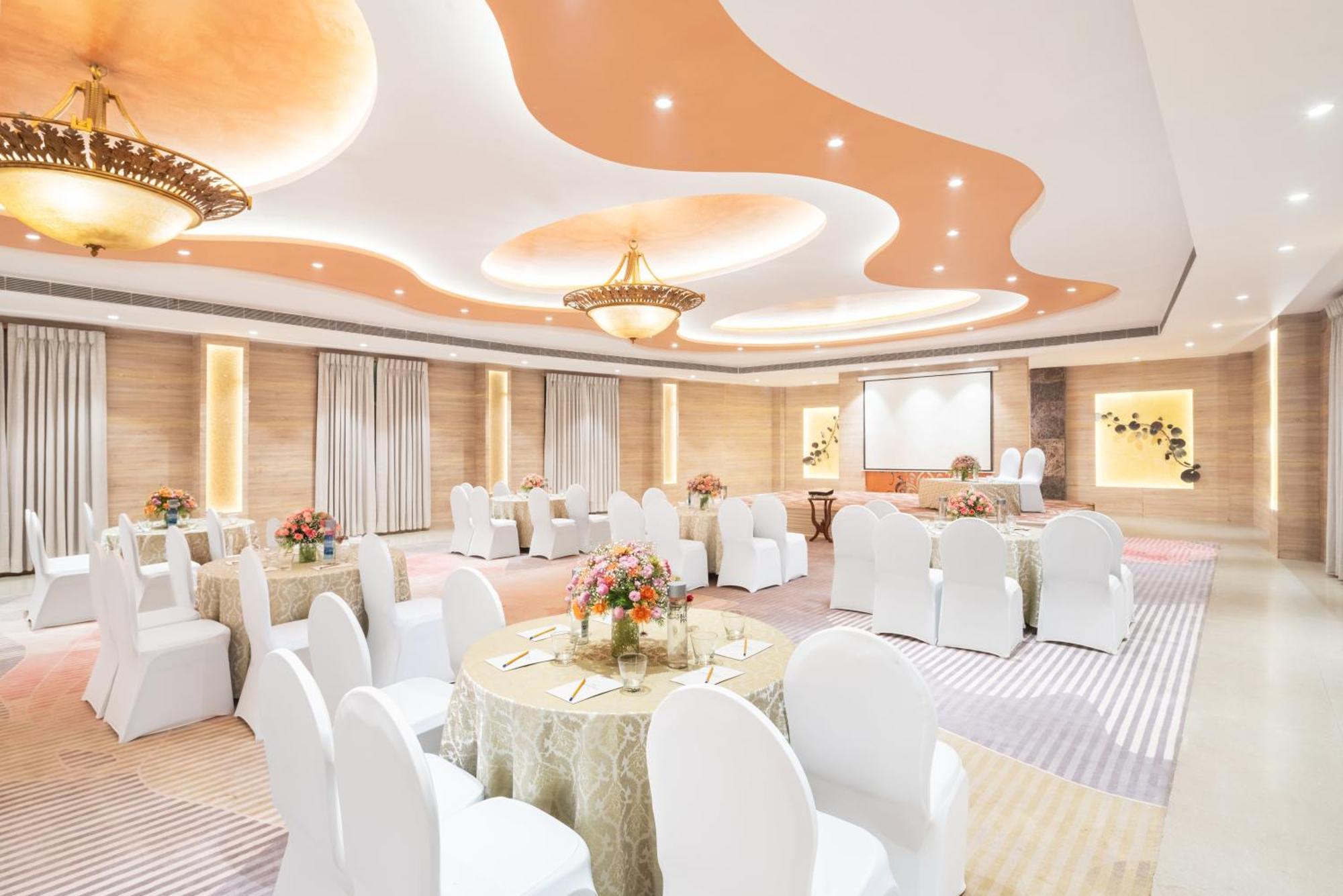 Nidhivan Sarovar Portico Vrindāvan Zewnętrze zdjęcie