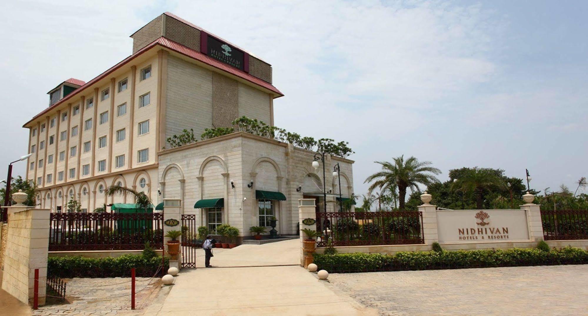 Nidhivan Sarovar Portico Vrindāvan Zewnętrze zdjęcie