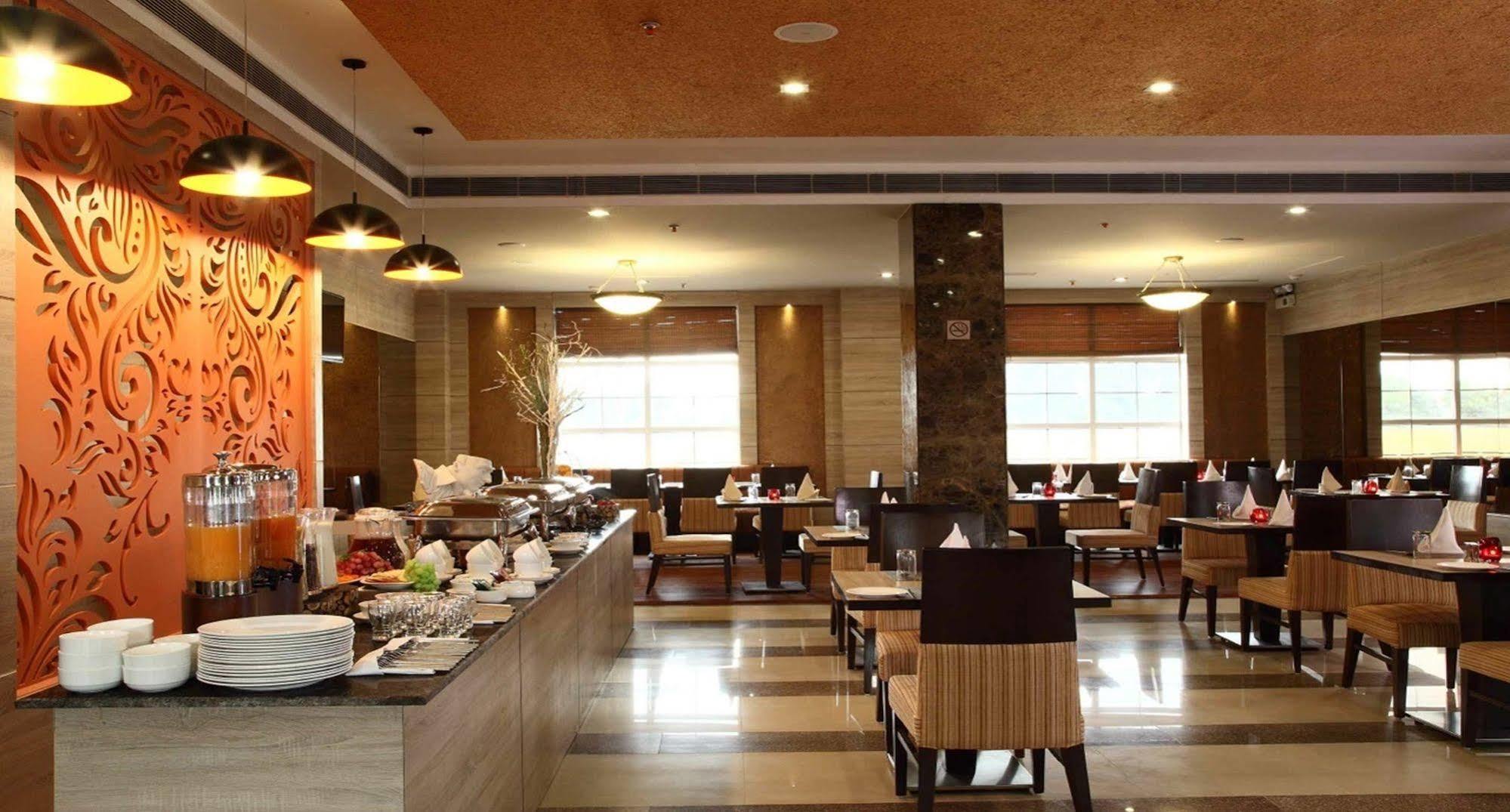 Nidhivan Sarovar Portico Vrindāvan Zewnętrze zdjęcie