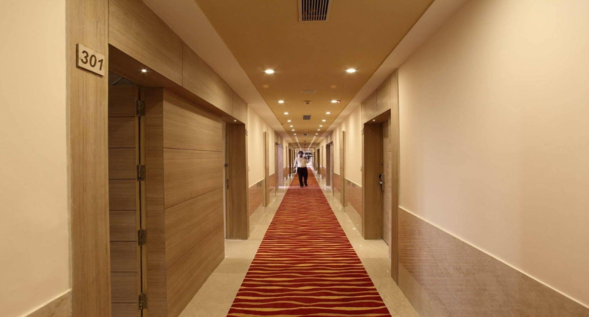 Nidhivan Sarovar Portico Vrindāvan Zewnętrze zdjęcie