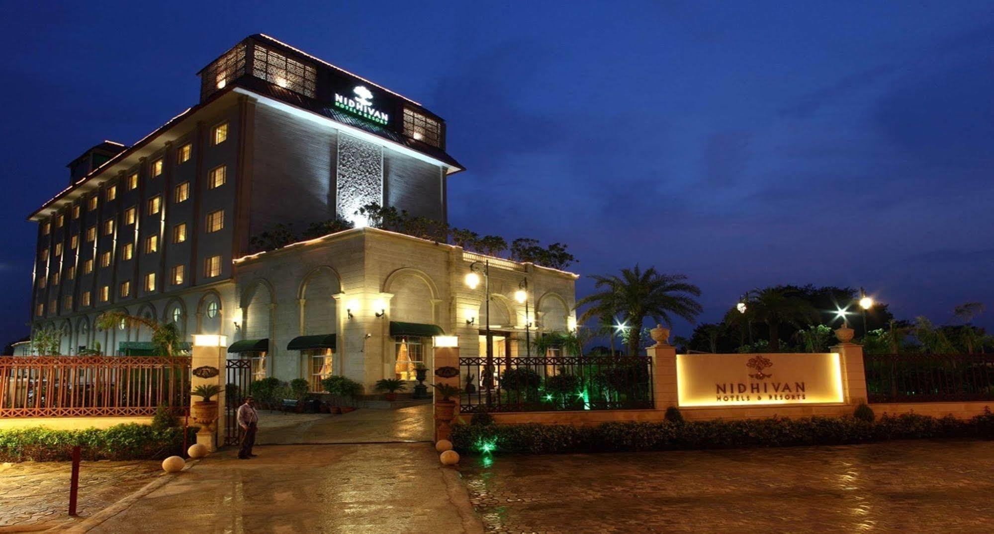 Nidhivan Sarovar Portico Vrindāvan Zewnętrze zdjęcie
