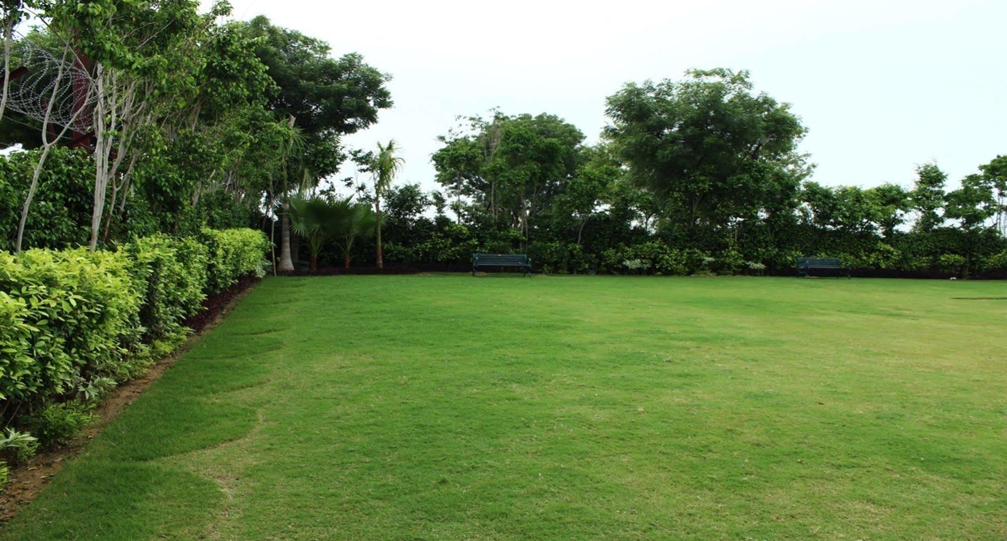 Nidhivan Sarovar Portico Vrindāvan Zewnętrze zdjęcie